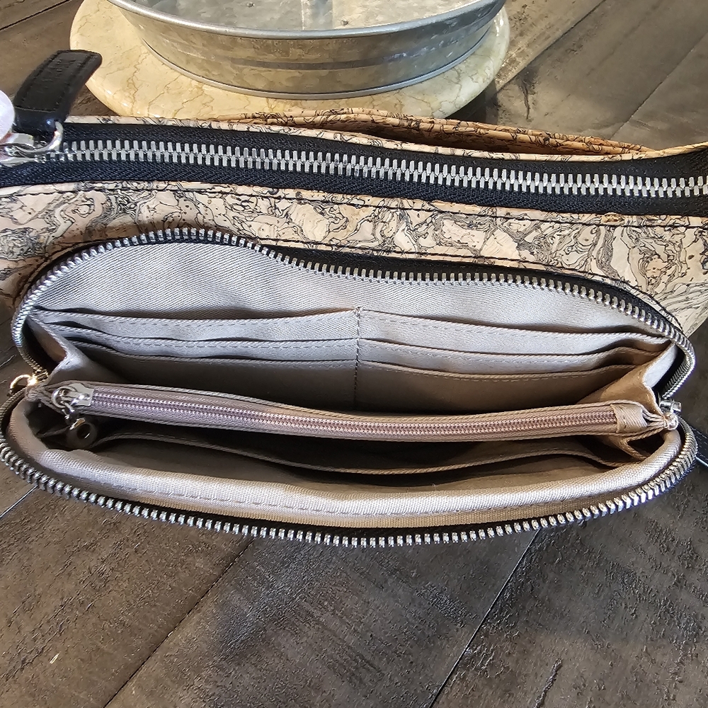 QUEORK Stylish Black and Tan Crossbody Bag - Picture 10 of 15